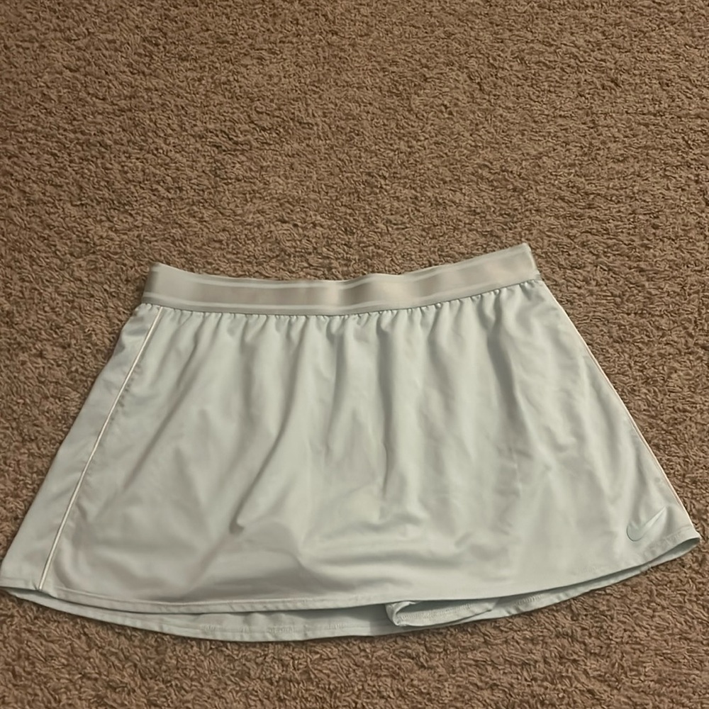 soft nike dry fit skirt, like new condition, worn a few times, xl size